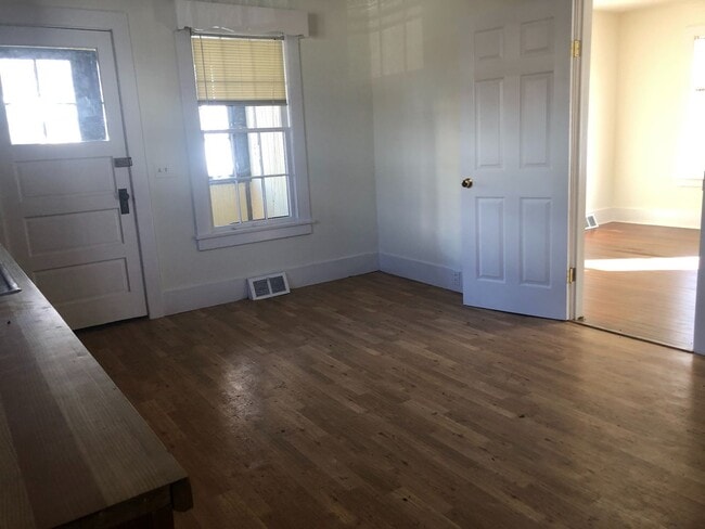 Building Photo - 3 BR Home Available Near Local Shopping