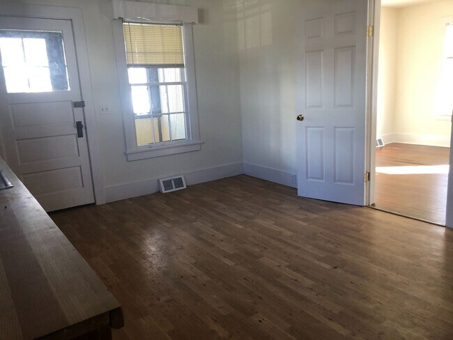 Foto del edificio - 3 BR Home Available Near Local Shopping