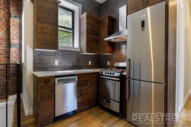 Building Photo - Sunny 3-Bedroom | 1.5 Bath in Prime Ridgewood – Steps to M & L Trains!