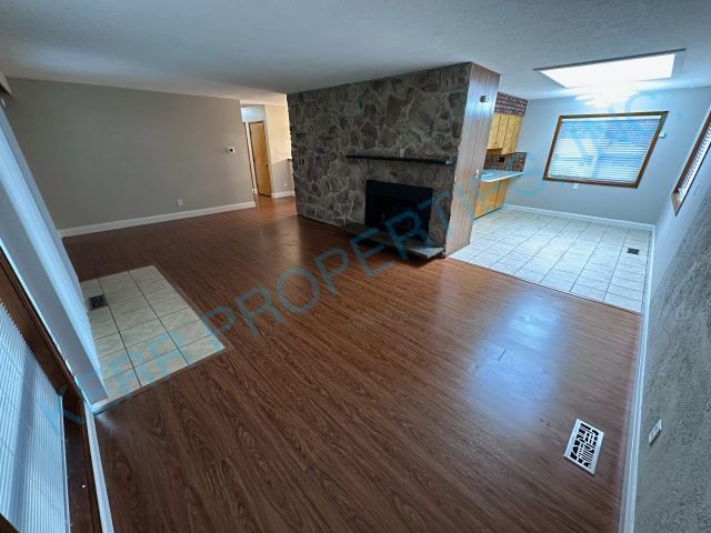Foto del edificio - NEW TO THE MARKET! Spacious 4-Bedroom Retreat with 2 Full Baths in Gresham - Your New Home Awaits...