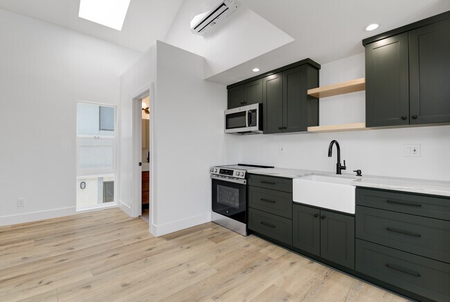 Foto del edificio - 3010 Suncrest Dr