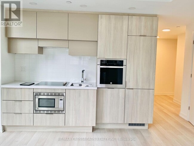 Building Photo - 39 Roehampton Ave