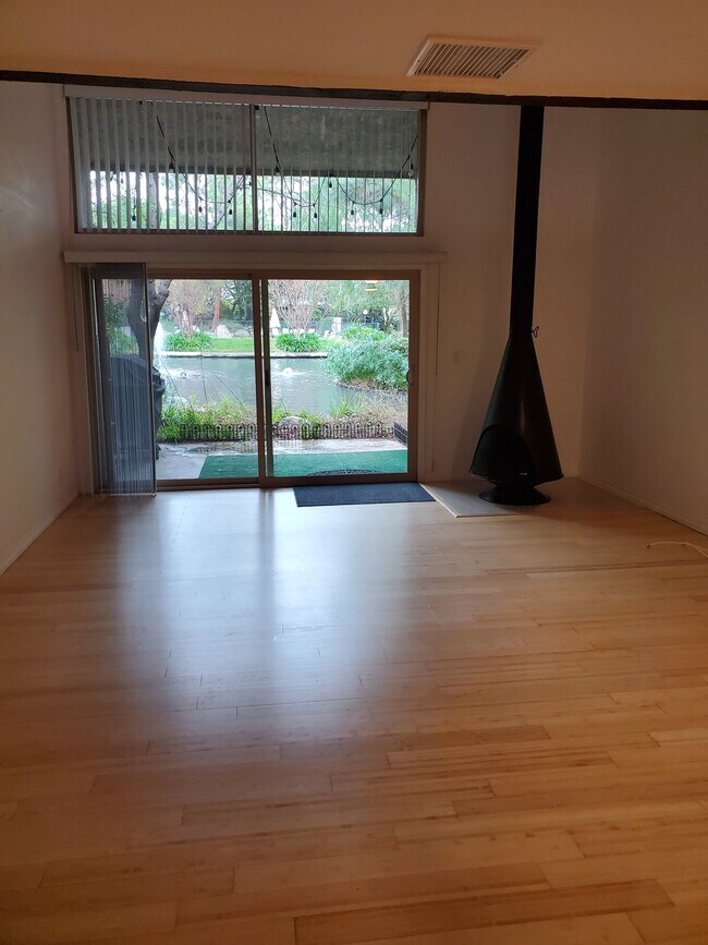 Foto del edificio - 4900 E Chapman Ave