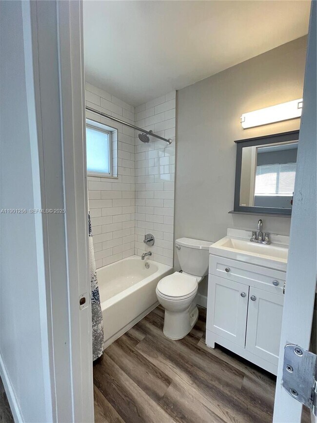 Foto del edificio - 3760 NW 13th Pl