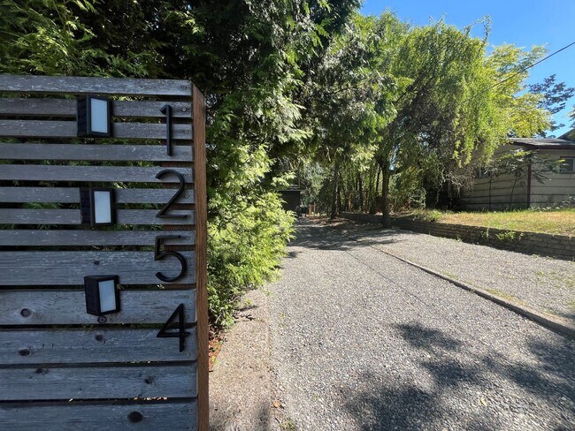 Building Photo - Fabulous NE Portland 2 bedroom 2 bathroom ...