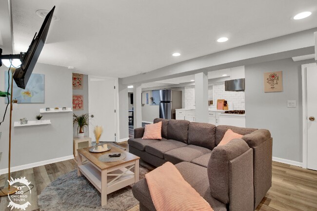 Foto del edificio - 2438 N Maplewood Ave