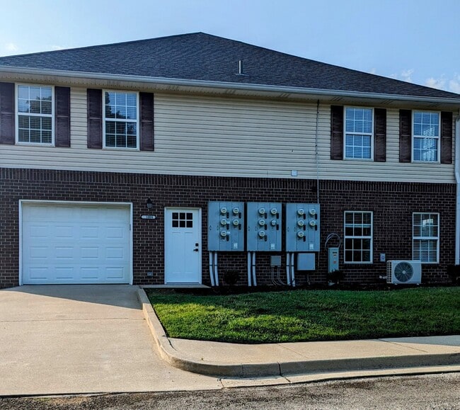 9303 Stonestreet Rd, Louisville, KY 40272 Condo for Rent in