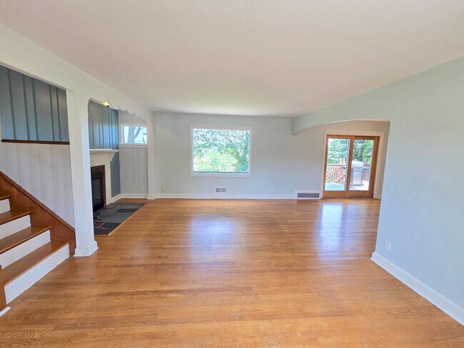 Foto del edificio - Amazing views overlooking the Raritan River! Commuter delight! Single family home with 2-bedroom,...