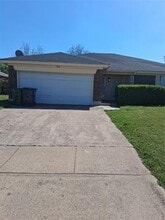 Building Photo - 1100 Maple View Dr