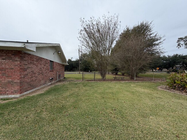 Building Photo - Large 3/3.5 fenced backyard