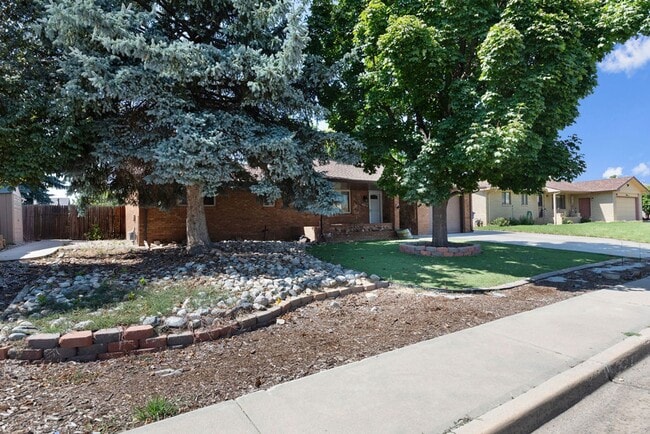 Building Photo - 4857 N Roosevelt Ave