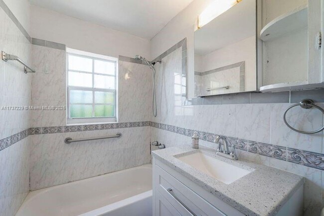Building Photo - 3 bedroom in Miami FL 33142