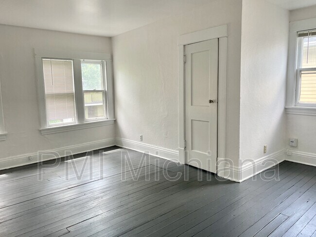 Building Photo - 909 Vassar Ave