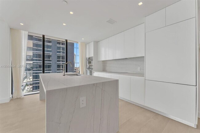 Foto del edificio - 700 NE 24th St