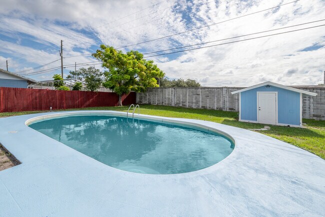 Building Photo - 961 Barbados Ave