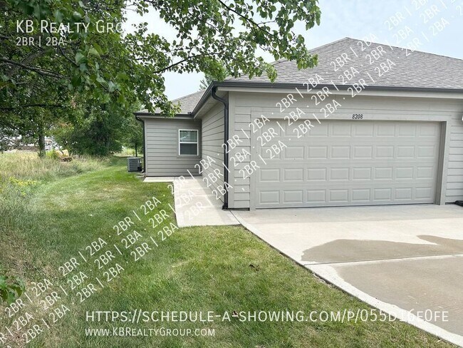 Building Photo - Newer Single Level 2 Bed 2 Car Attached Vi...