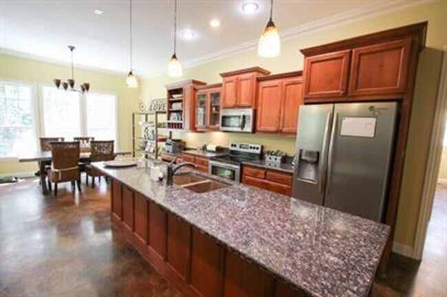Building Photo - Spacious home located minutes from everyth...