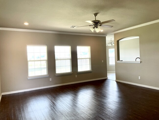 Building Photo - 4820 Lakeshore Dr