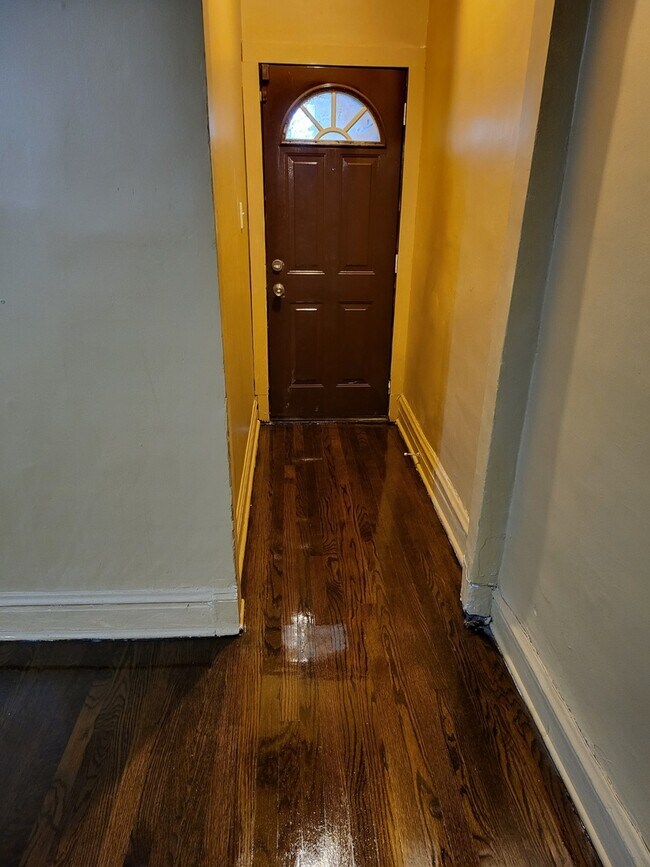 Building Photo - 5017 W Maypole Ave