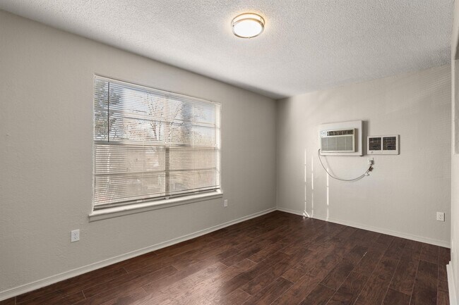 Building Photo - 2800 Vail Ave SE