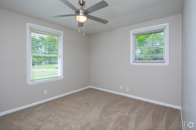 2BR, 1BA - 900SF - Bedroom - Retreat at Hermitage