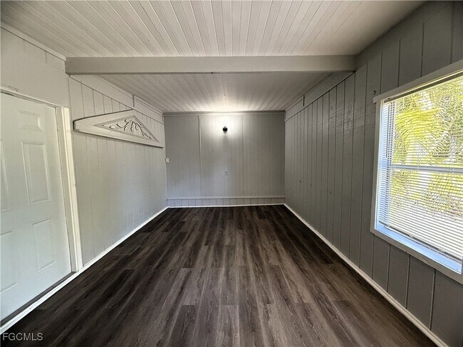 Foto del edificio - 8239 Suncoast Dr