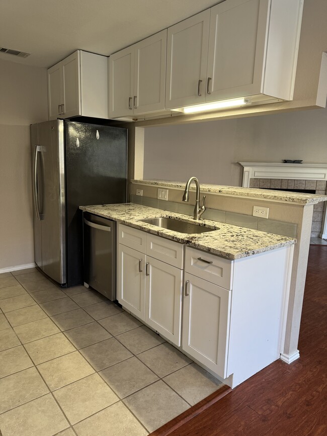 Stainless appliances, granite counter tops - 335 Fantail Loop