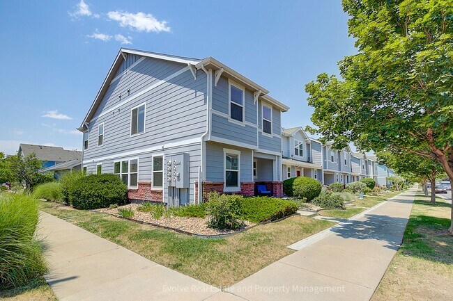 Foto del edificio - Evolve Real Estate: Beautiful Corner Townhome Available for Move-in on July 21st!
