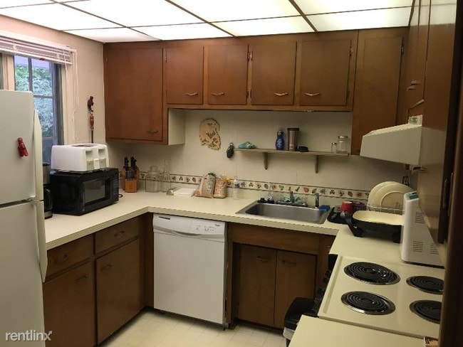 Building Photo - 2 br, 1 bath Apartment - 129 Westwood drive