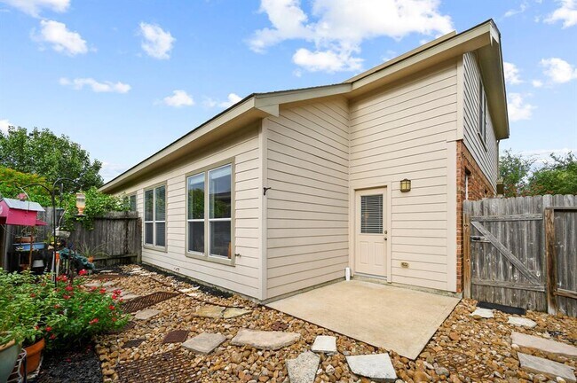 Building Photo - 5327 Timber Ct Hollow