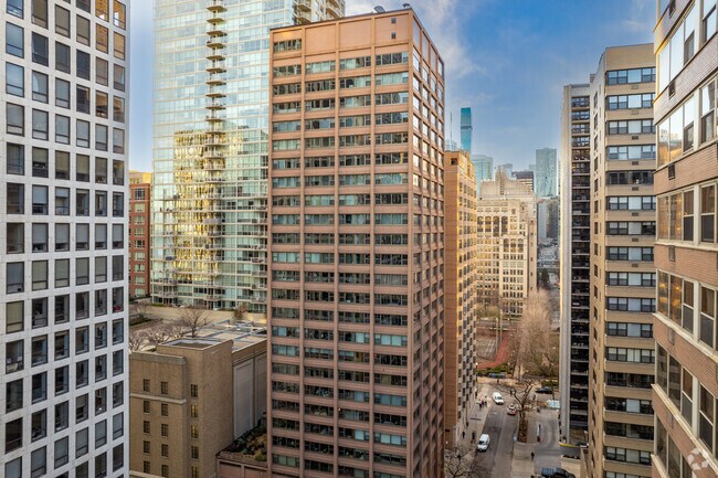 Building Photo - 247 E Chestnut St