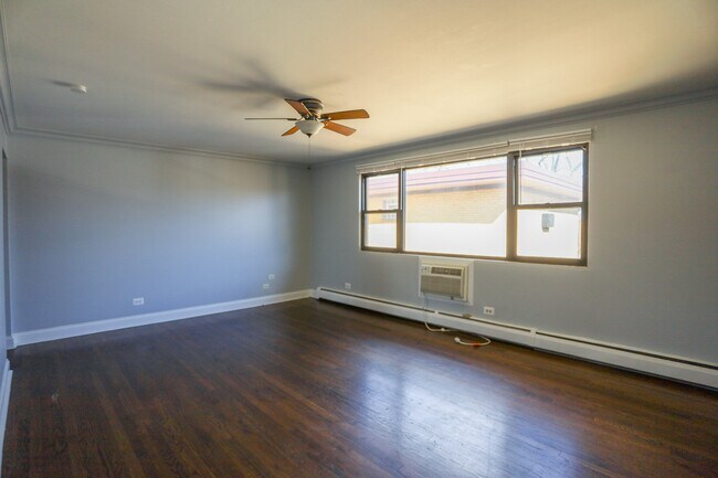 Foto del edificio - 9016 Lamon Ave