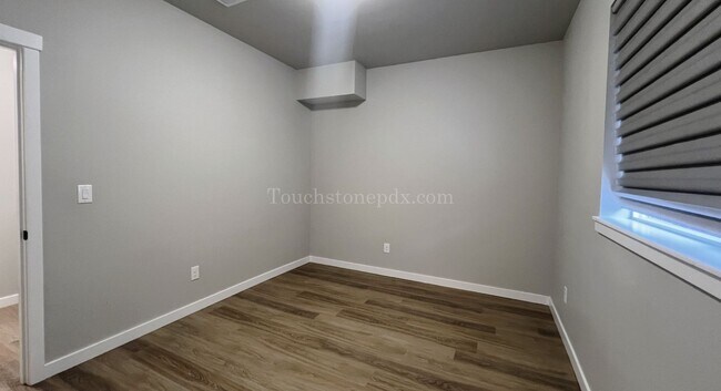 Building Photo - Sought After Modern 3-Bedroom Home!