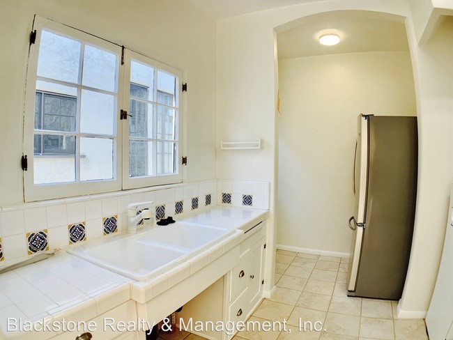 Building Photo - 156 S Crescent Dr