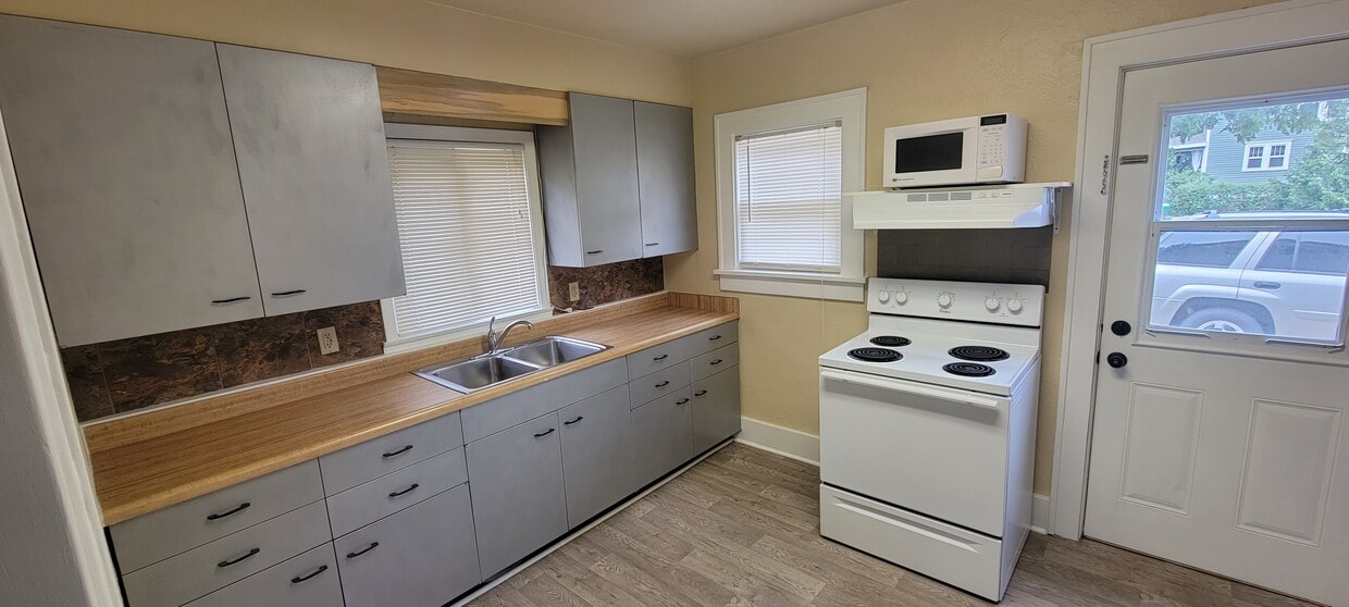 702 Lewis St, Vermillion, SD 57069 House Rental in Vermillion, SD