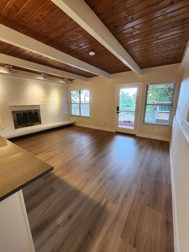 Building Photo - Beautifully Remodeled 2 bed 1 bath unit in West Boulder