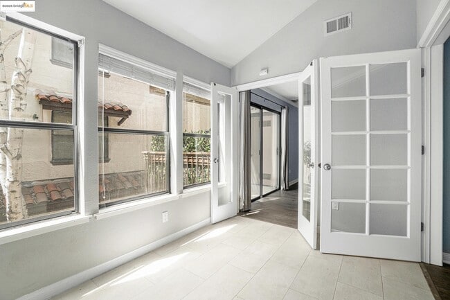 Building Photo - 1122 S Villa Way