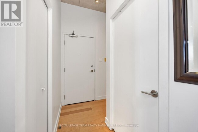 Building Photo - 360-360 McLeod St
