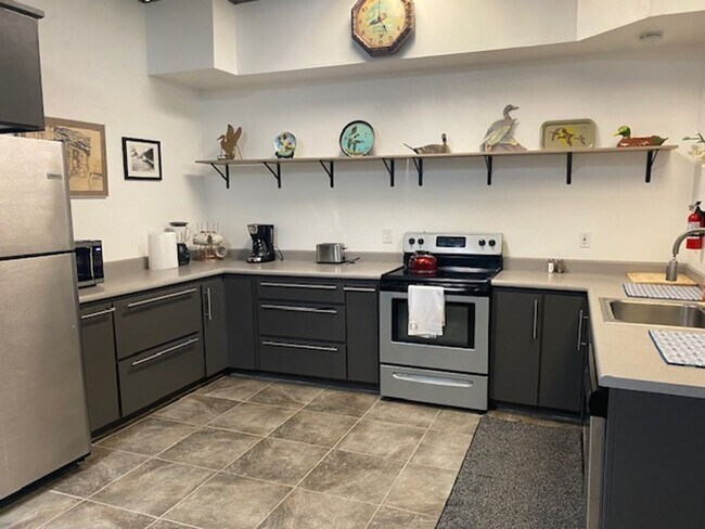 Building Photo - Fully Furnished Spacious 2 Bedroom Apartme...