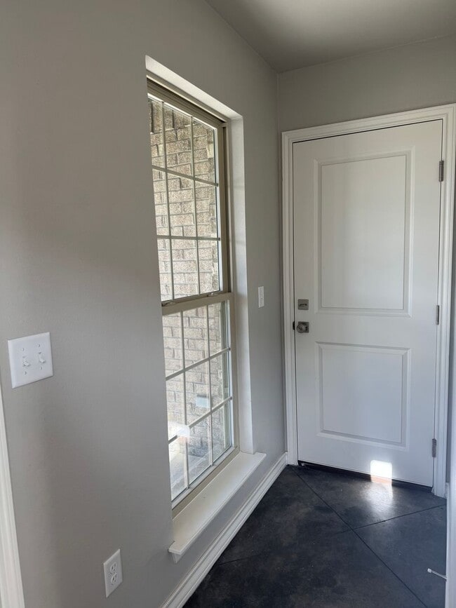 Building Photo - Located in the Glendale area! "Be there 1s...