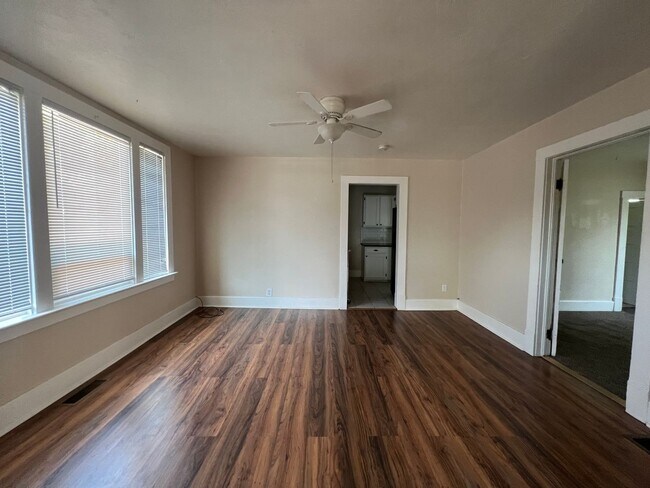 Foto del edificio - Adorable Three Bedroom Close to ISU