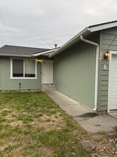 Building Photo - 1910 E Park Ln