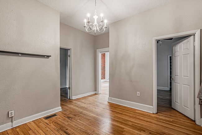 Building Photo - Charming 2 Bedroom 1 Bath Duplex Close to ...