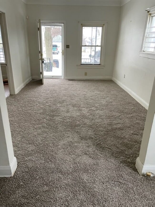 Building Photo - Cute 2 Bedroom with Backyard and Basement
