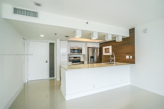 Building Photo - 7601 E Treasure Dr