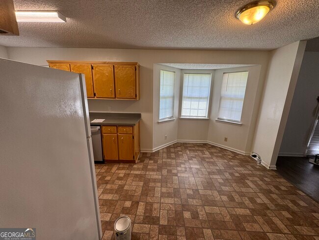 Building Photo - 205 Silver Fox Dr