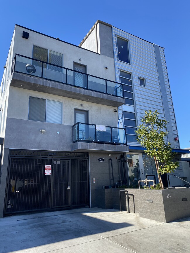 Building Photo - 953 N Normandie Ave