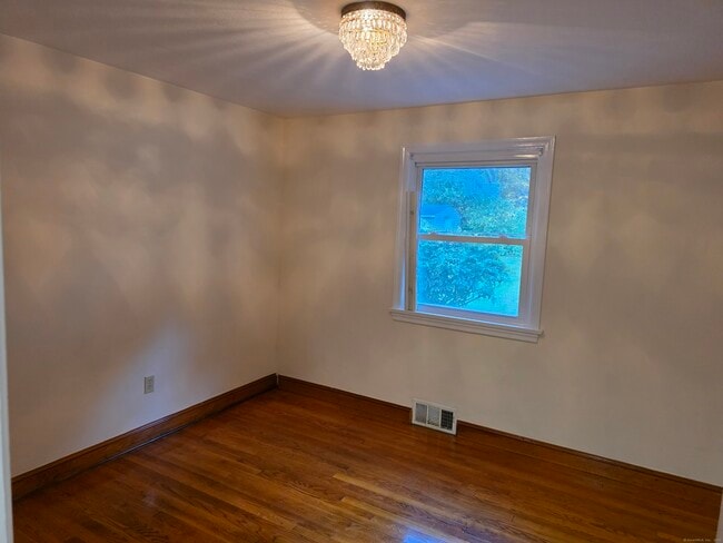 Foto del edificio - 481 Bunker Hill Ave