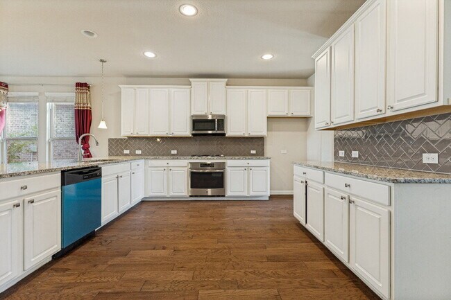 Building Photo - "Spacious 5-Bedroom Oasis with Granite Elegance and Hardwood Charm in Fort Worth!"