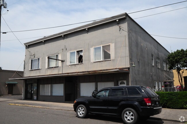 Building Photo - 211 Pine St
